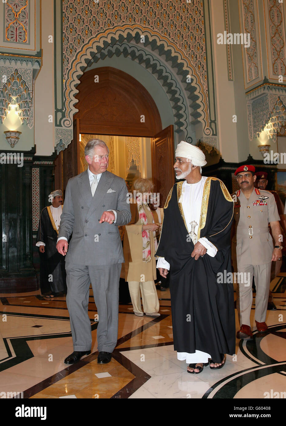 Le prince de Galles et la duchesse de Cornouailles arrivent pour un public avec le Sultan d'Oman Qaboos bin Said Al Saidat (à droite) au palais du Sultan à Bayt al Baraka à Muscat, Oman. Banque D'Images
