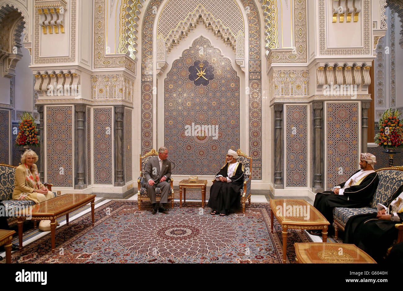 Le prince de Galles et la duchesse de Cornouailles ont un auditoire avec le Sultan d'Oman Qaboos bin Said Al Saidat au palais du Sultan à Bayt al Baraka à Muscat, Oman. Banque D'Images