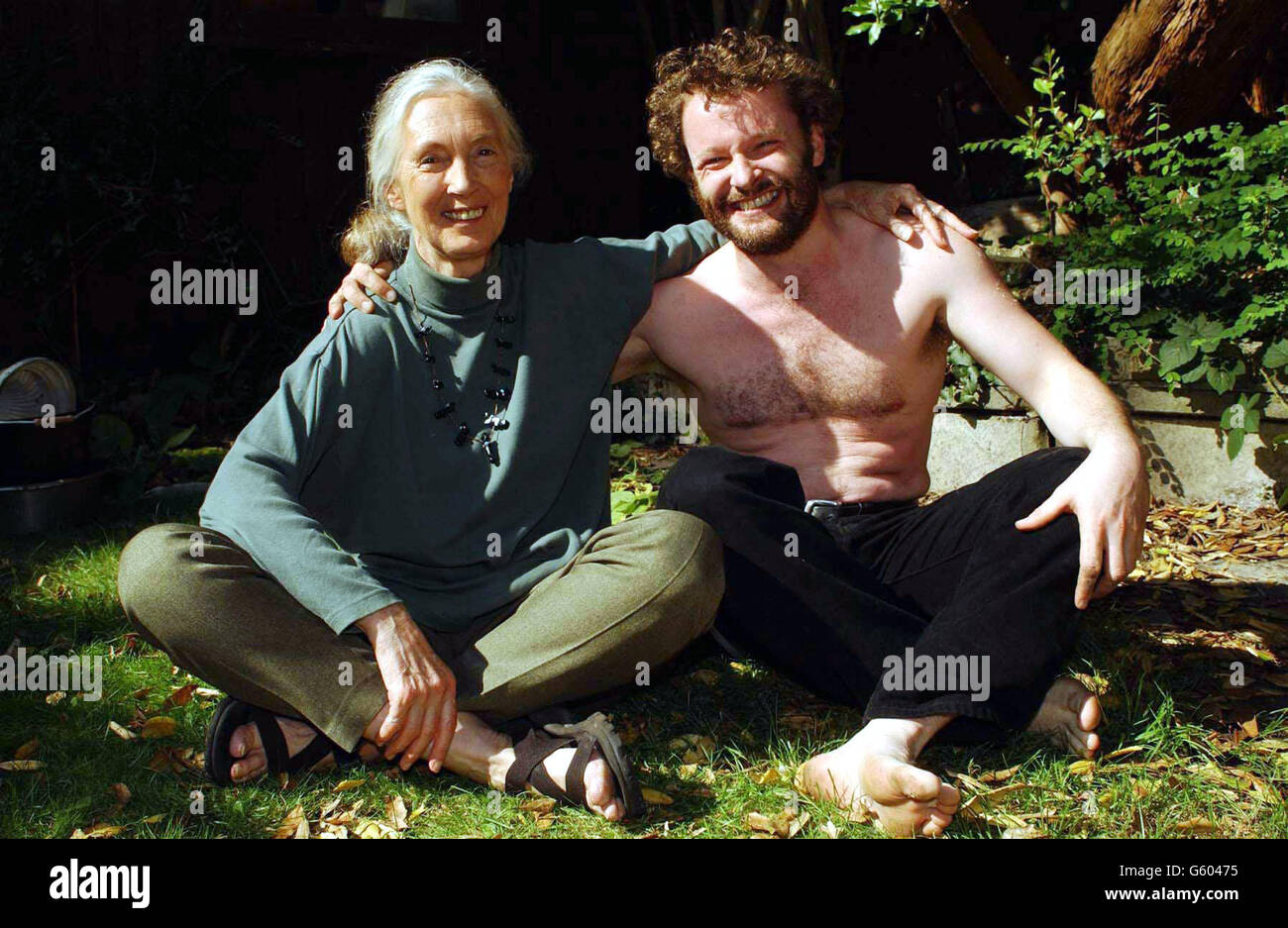 Jane Goodall, la plus grande experte en chimpanzé au monde, avec l'acteur Kelvin Goodspeed, inspiré par l'œuvre de Jane et qui apparaîtra au Edinburgh Fringe Festival dans la pièce « presque humain » (qui se tiendra du 5-24 au 22 août 2002), à la maison de Jane à Bournemouth. * dans la pièce 'presque humaine' Kelvin joue Tarzan, un chimpe pris de la jungle et dans le monde humain. Banque D'Images