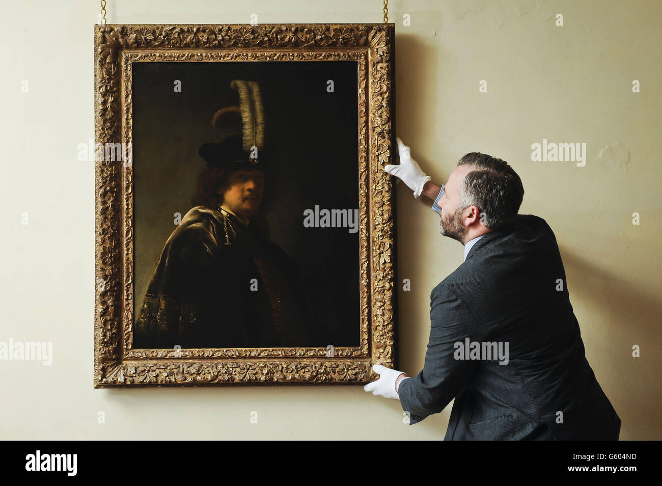 David Taylor, conservateur de photos et de sculptures à l'abbaye de Buckland, inspecte un autoportrait confirmé de Rembrandt découvert à l'abbaye du Devonshire. Banque D'Images