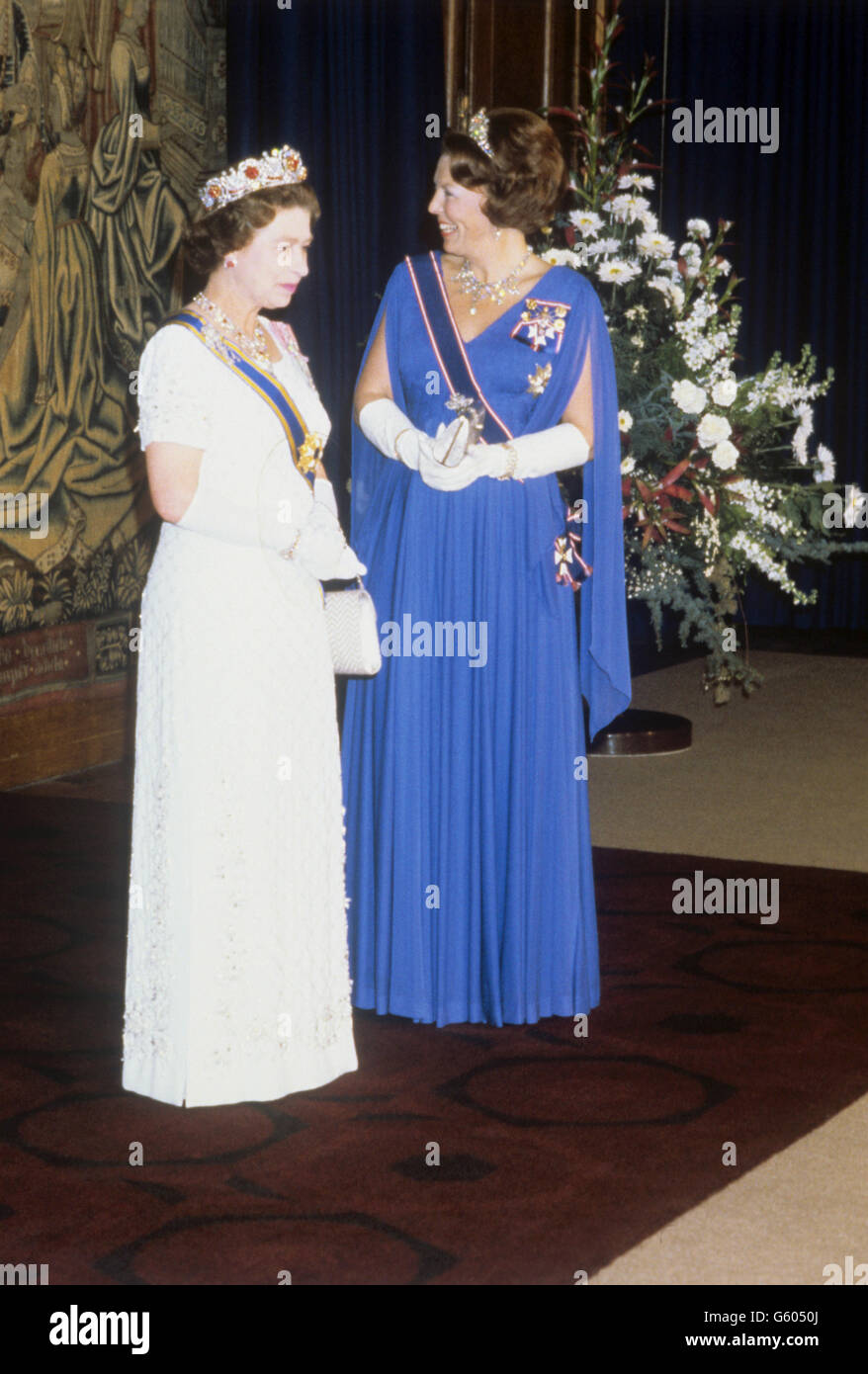 La reine Elizabeth II et la reine Beatrix des pays-Bas avant un banquet au  Guildhall à Londres Photo Stock - Alamy