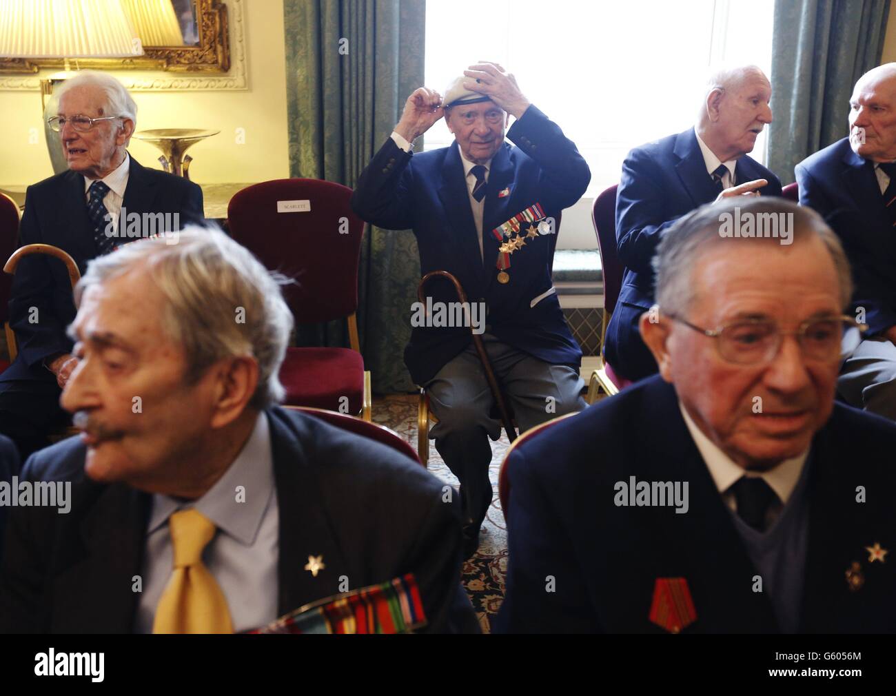 Un ancien combattant de la Seconde Guerre mondiale avant la remise de la médaille Arctic Star par le Premier ministre David Cameron à Downing Street, dans le centre de Londres. Banque D'Images