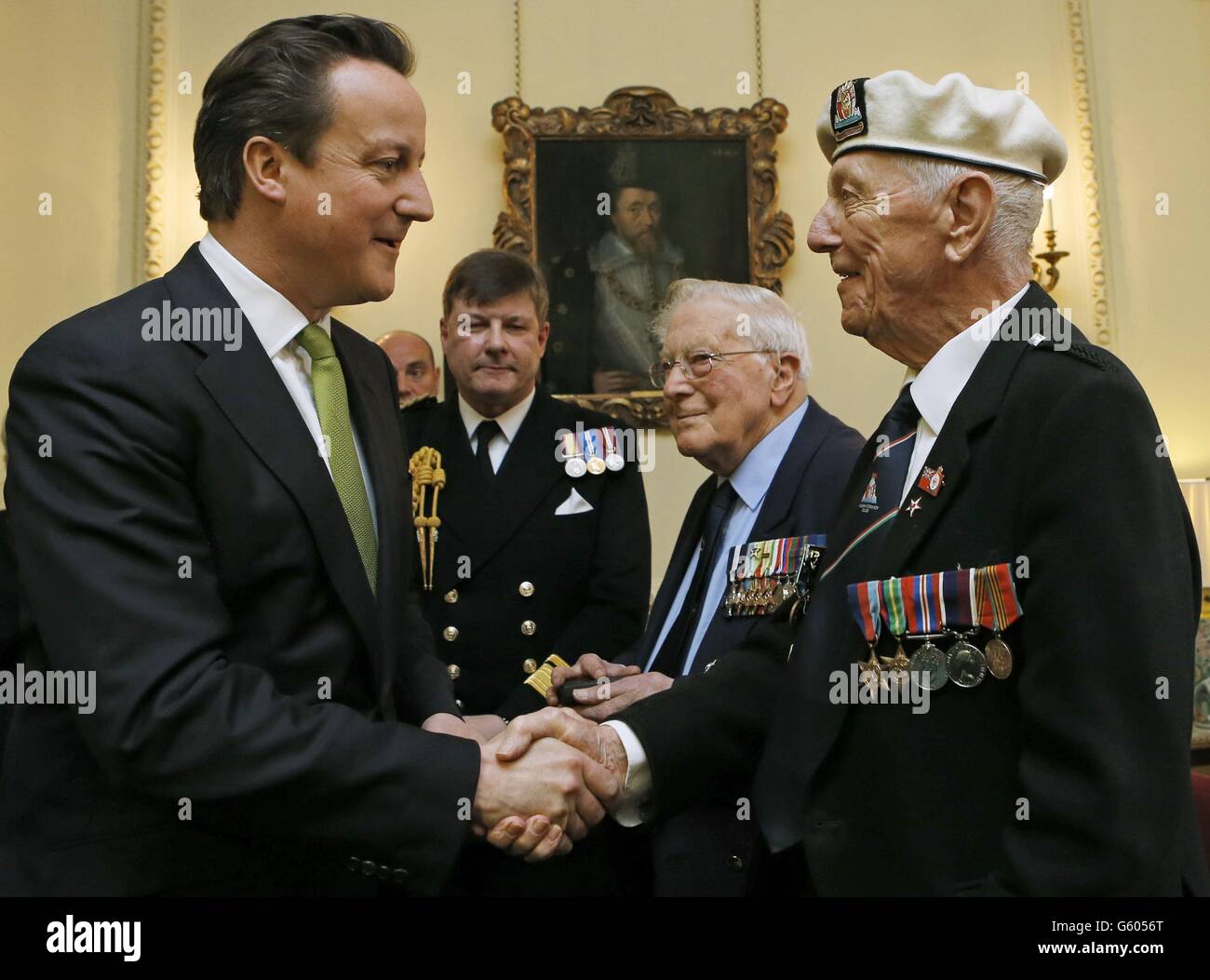 Le Premier ministre David Cameron remet la médaille Arctic Star à l'ancien combattant de la Seconde Guerre mondiale Henry Dempster (à droite) à Downing Street, à Londres. Banque D'Images