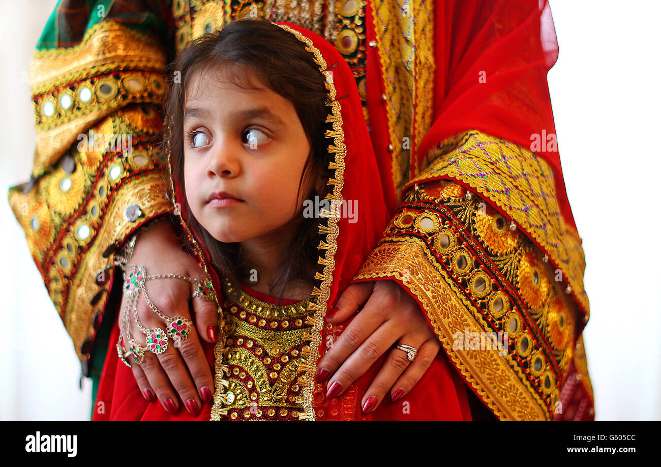 Shabnam Azad, d'Afghanistan, tient sa nièce Wafa Nazari dans la résidence du maire du Seigneur à la Maison de Dublin pour le photocall pour célébrer 'Nowruz', ce qui signifie le nouveau jour et est le nom du nouvel an iranien/persan. Banque D'Images