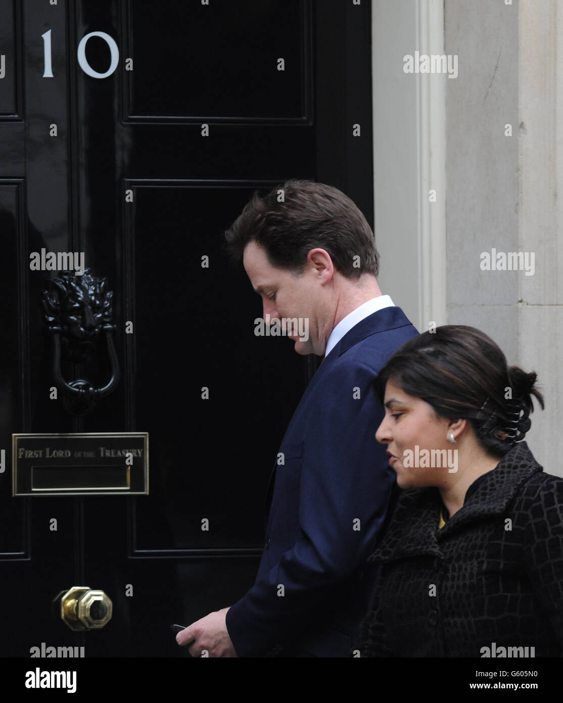 Budget 2013.Nick Clegg et Sayeeda Warsi arrivent aujourd'hui pour la réunion pré-budget du cabinet à Downing Street. Banque D'Images