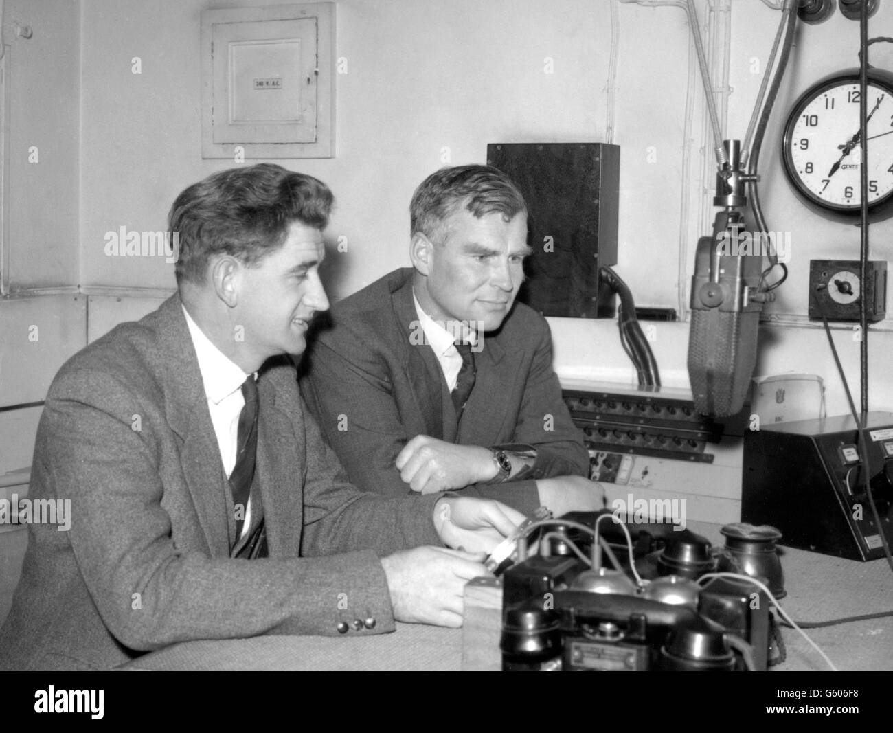 Le photographe George Lowe (à gauche) et le Dr Vivian Fuchs, chef de l'expédition transantarctique du Commonwealth, à la maison de radiodiffusion de Londres. Un enregistrement a été fait pour être diffusé aux huit membres de la partie Advance à la base de Shackleton, et établir un contact direct avec eux par radio-téléphone. Banque D'Images
