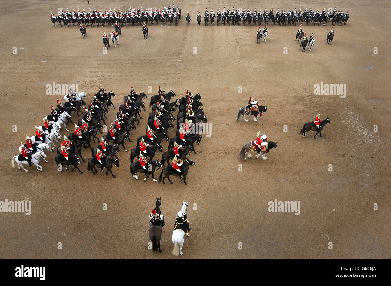 La cavalerie familiale lors de son inspection annuelle sur le Horse Guards Parade à Londres. Banque D'Images