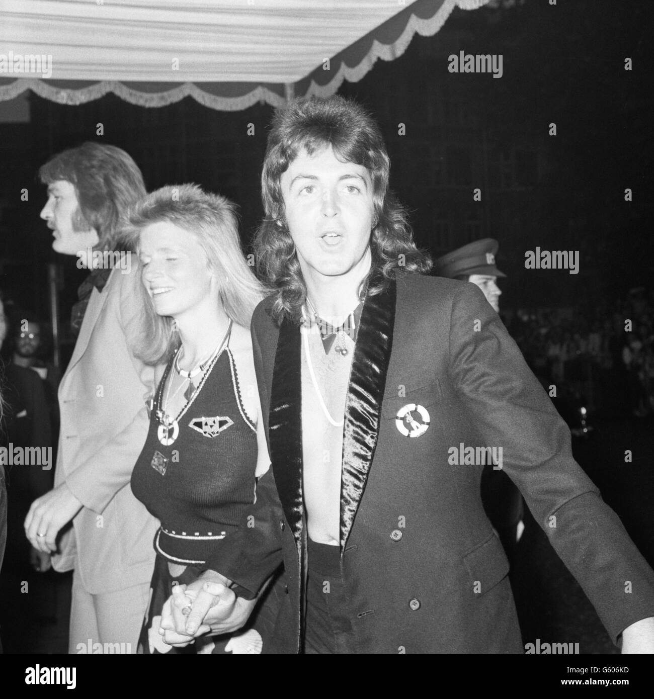 Film - 'Live and Let Die' Premiere - Londres.Paul McCartney et sa femme Linda assistent à la première de Live and Let Die au Leicester Square Odeon Banque D'Images