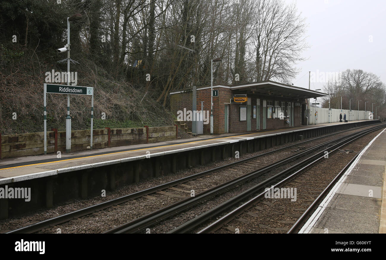 Vue générale de la gare de Riddlesdown, près de Purley, dans le sud de Londres, où une femme et un jeune garçon, censés avoir trois ans, sont morts aujourd'hui lorsqu'ils ont été frappés par un train de la ligne principale à l'heure de pointe du matin. Banque D'Images