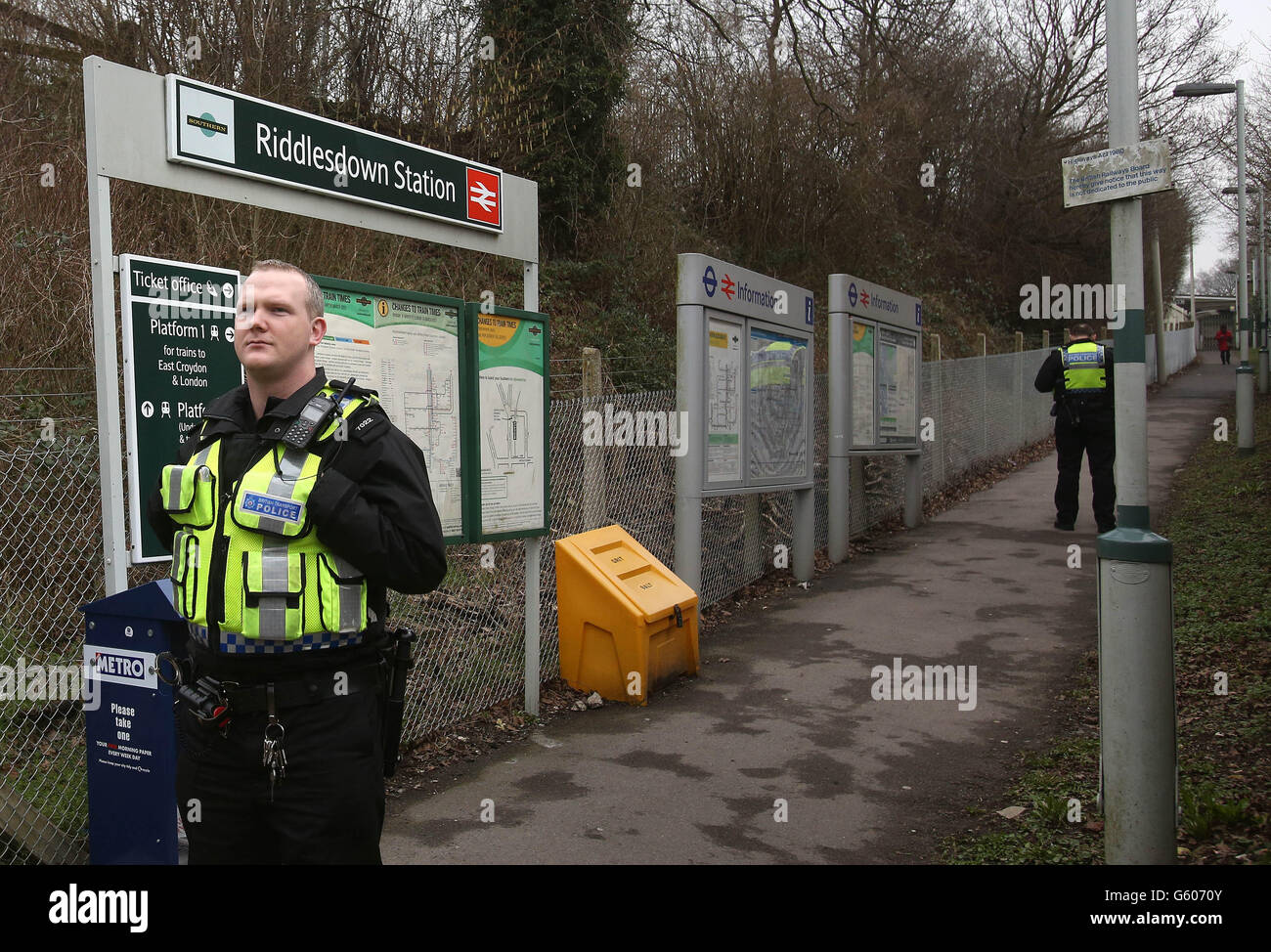 La police à la gare de Riddlesdown, près de Purley, dans le sud de Londres, où une femme et un jeune garçon, censés avoir trois ans, sont morts aujourd'hui lorsqu'ils ont été frappés par un train principal à l'heure de pointe du matin. Banque D'Images