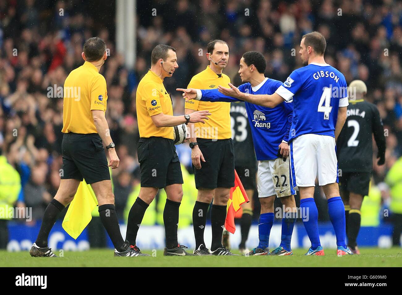 Soccer - coupe FA - quart de finale - Everton contre Wigan Athletic - Goodison Park.Steven Pienaar d'Everton (deuxième à droite) et Darron Gibson affrontent l'arbitre Kevin Friend (deuxième à gauche) après le coup de sifflet final Banque D'Images