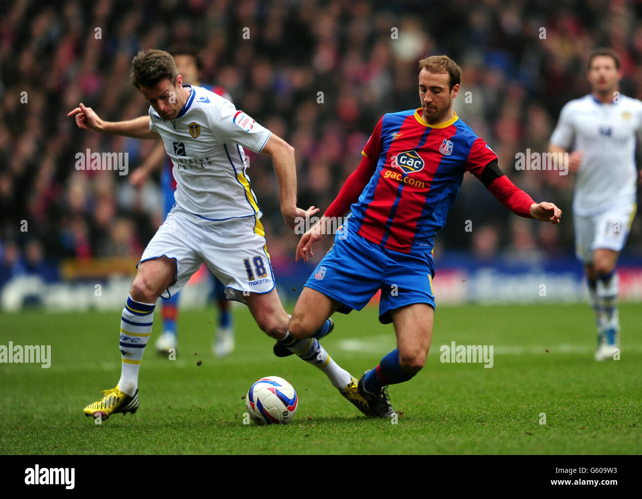 Glenn Murray (à droite) du Crystal Palace et Michael Tonge (à gauche) de Leeds United lors du match de championnat de la npower football League à Selhurst Park, Londres. Banque D'Images