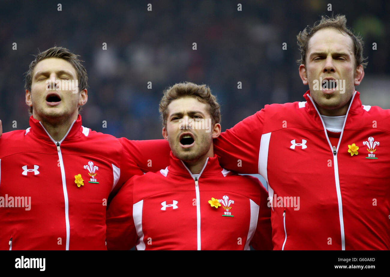 Pays de Galles (de gauche à droite) Dan Biggar, Leigh Halfpenny et Alun Wyn-Jones chantent l'hymne national avant le match des six Nations du RBS au stade Murrayfield, à Édimbourg. Banque D'Images