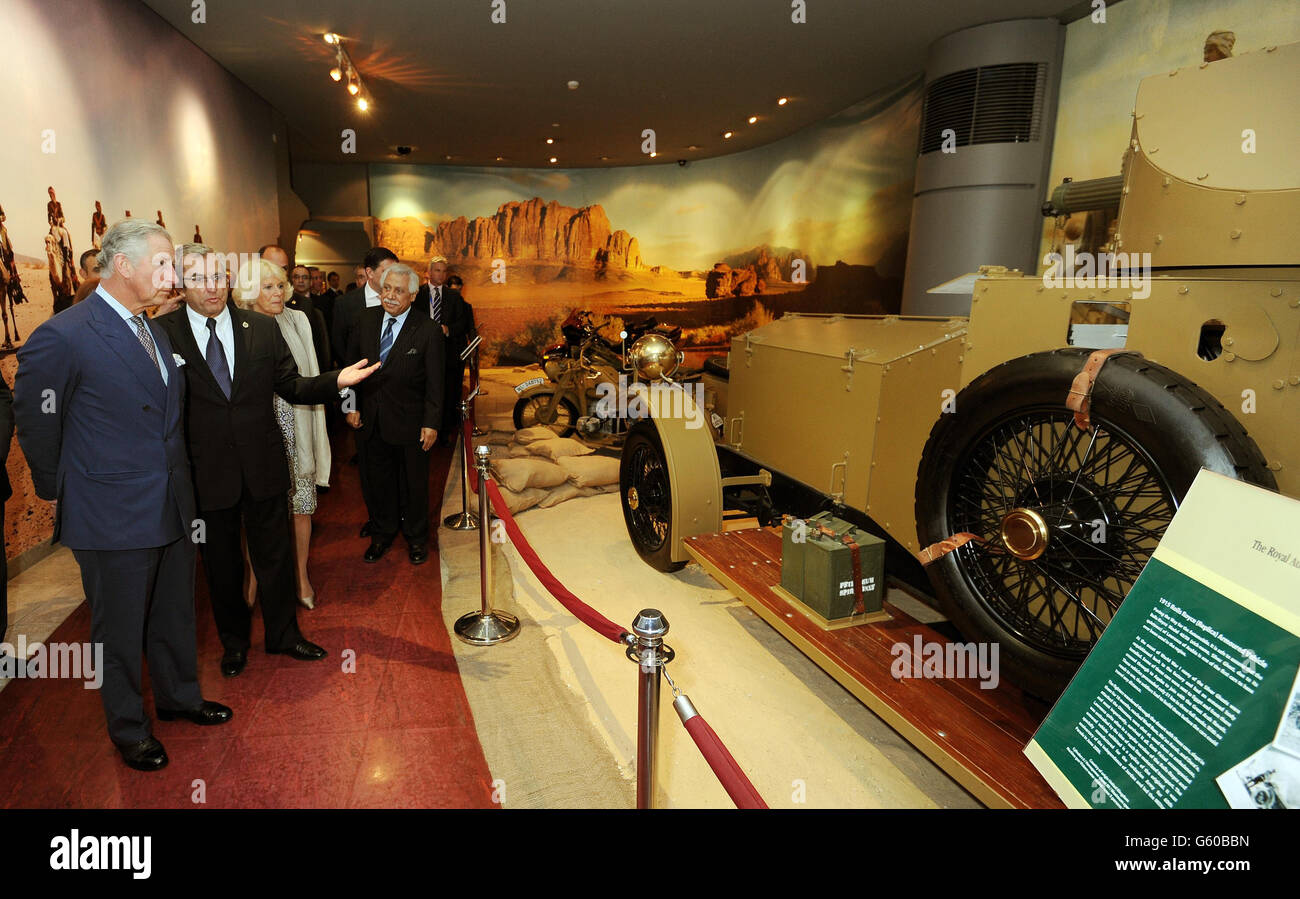 Le prince de Galles et la duchesse de Cornwall voient le Lawrence d'Arabie Rolls Royce, en visitant le Musée royal de l'automobile à Amman, en Jordanie. Banque D'Images