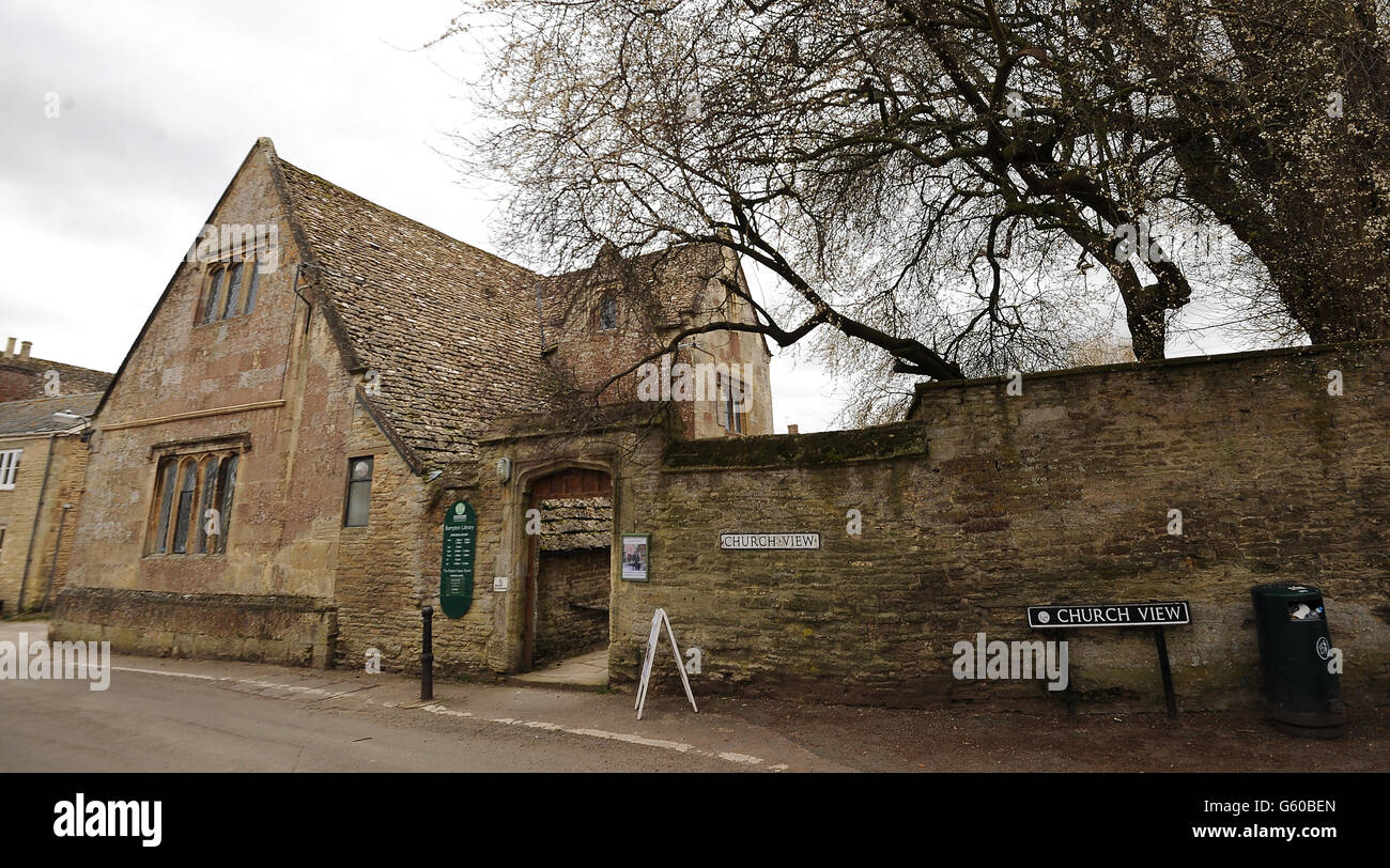 Vue générale de la bibliothèque Bampton Village dans l'Oxfordshire qui est transformée en hôpital de Downton lorsque le tournage de l'abbaye de Downton a lieu dans le village de Bampton Banque D'Images