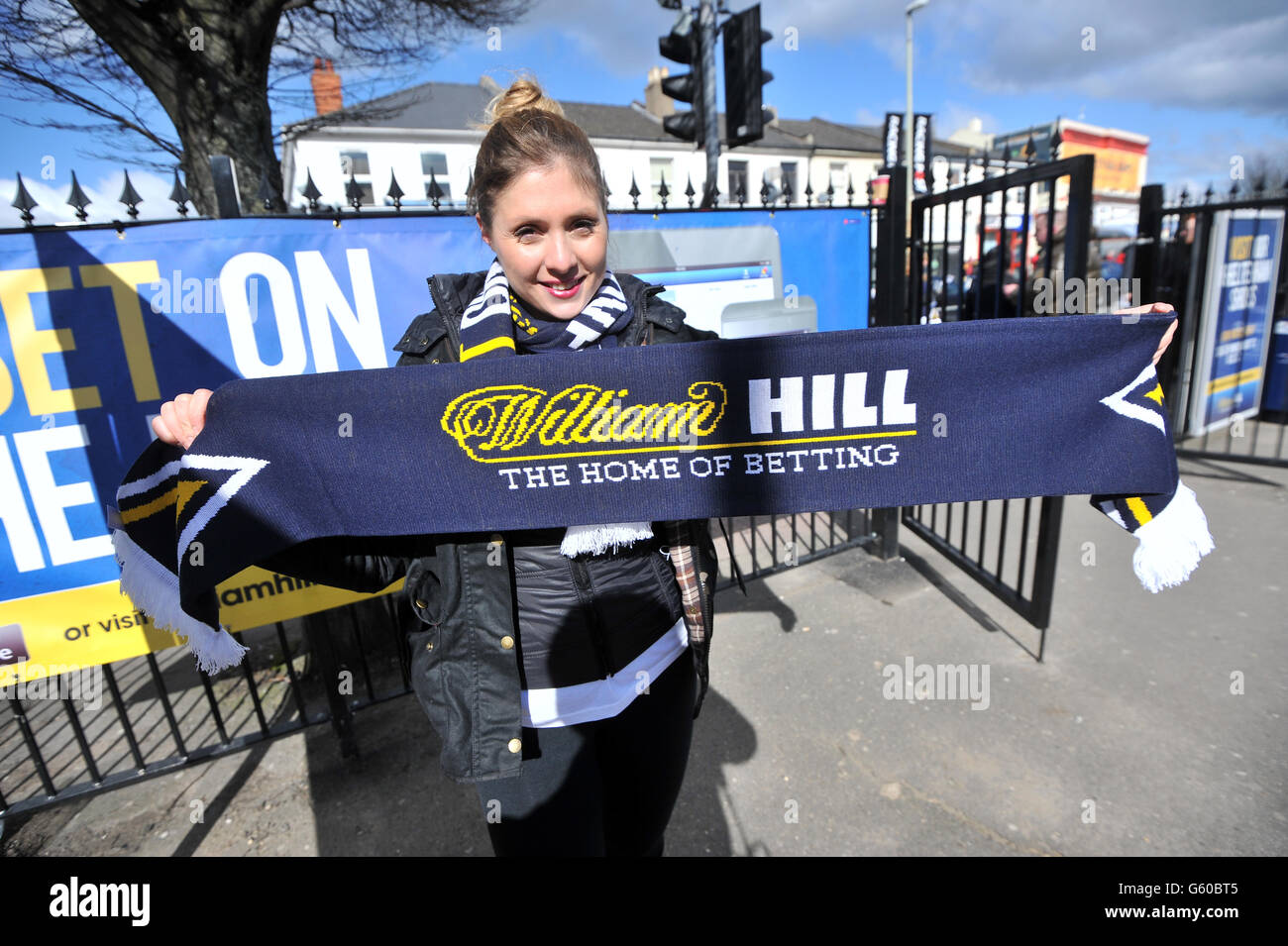 Le personnel de William Hill donne des foulards aux pilotes de Cheltenham Station thermale avant le jour Champion du 2013 Cheltenham Festival Banque D'Images