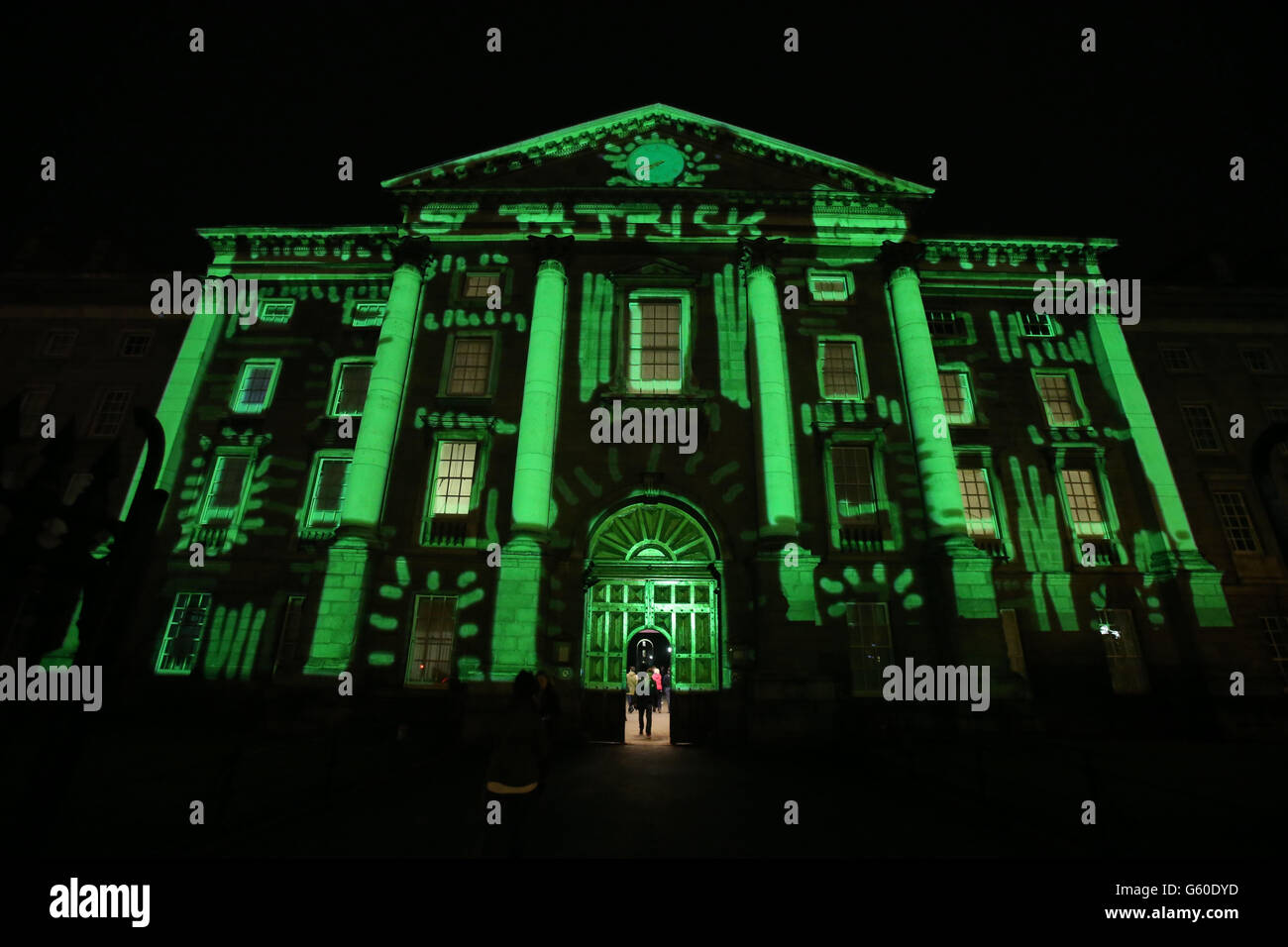 Trinity College devient vert lorsque les célébrations du festival de St Patrick commencent. Banque D'Images