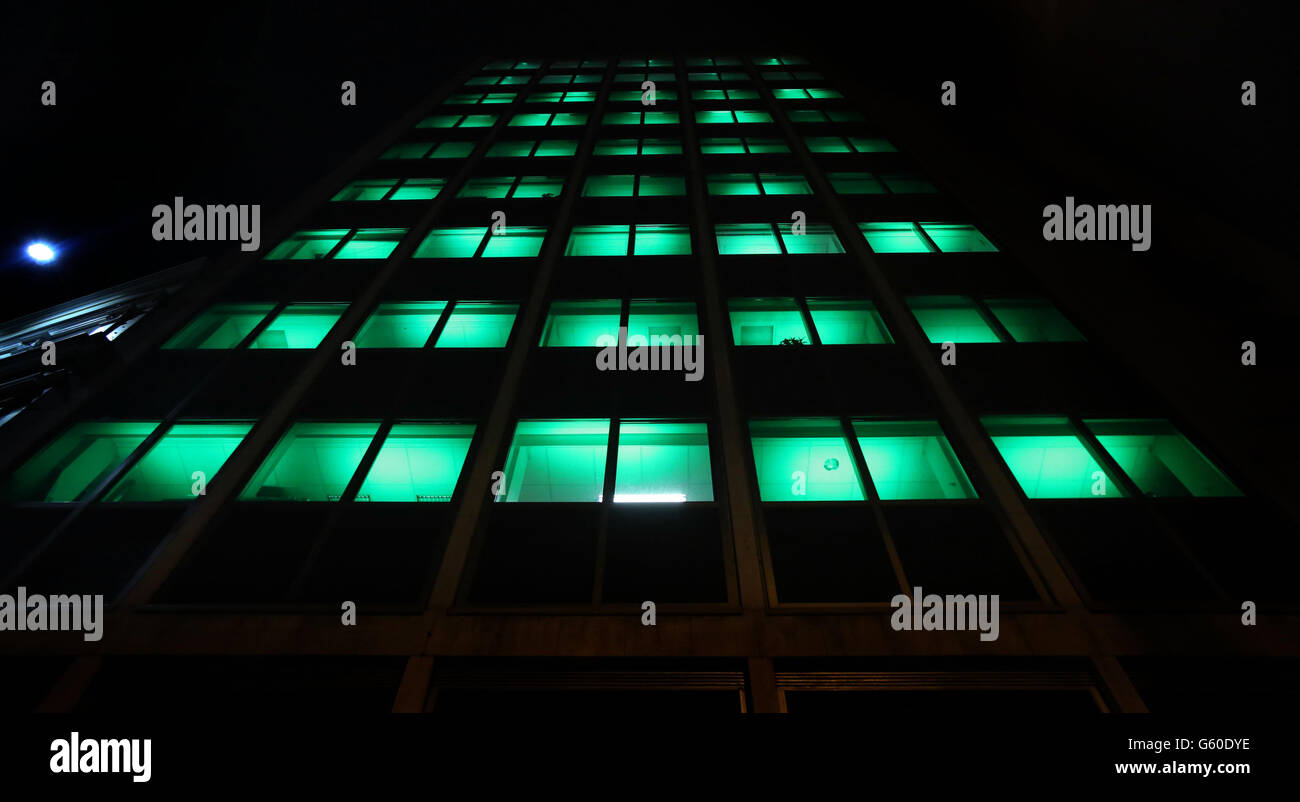 O'Connell Bridge House devient vert lorsque les célébrations du festival de St Patrick commencent. Banque D'Images