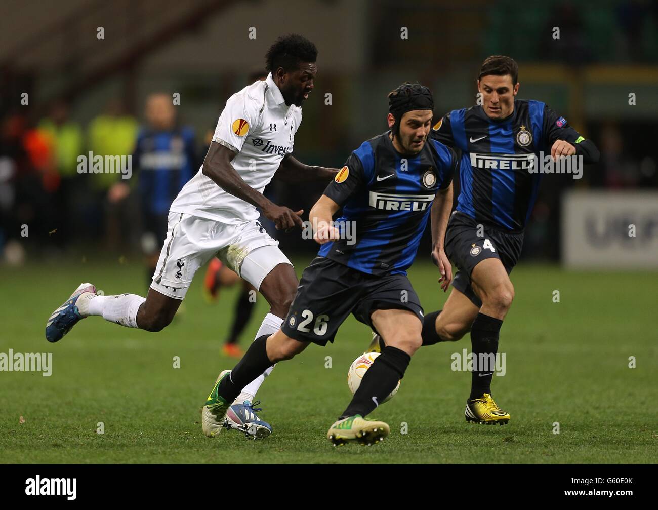 Emmanuel Adebayor, de Tottenham Hotspur, fonctionne à la défense de l'Inter Milan Banque D'Images Emmanuel Adebayor, de Tottenham Hotspur, fonctionne à la défense de l'Inter Milan Banque D'Images