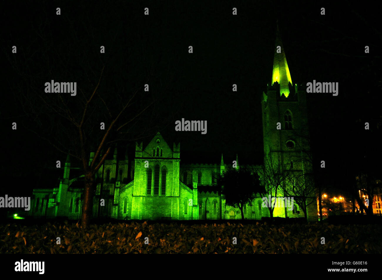 La cathédrale Saint-Patrick devient verte lorsque les célébrations du festival de St-Patrick commencent. Banque D'Images