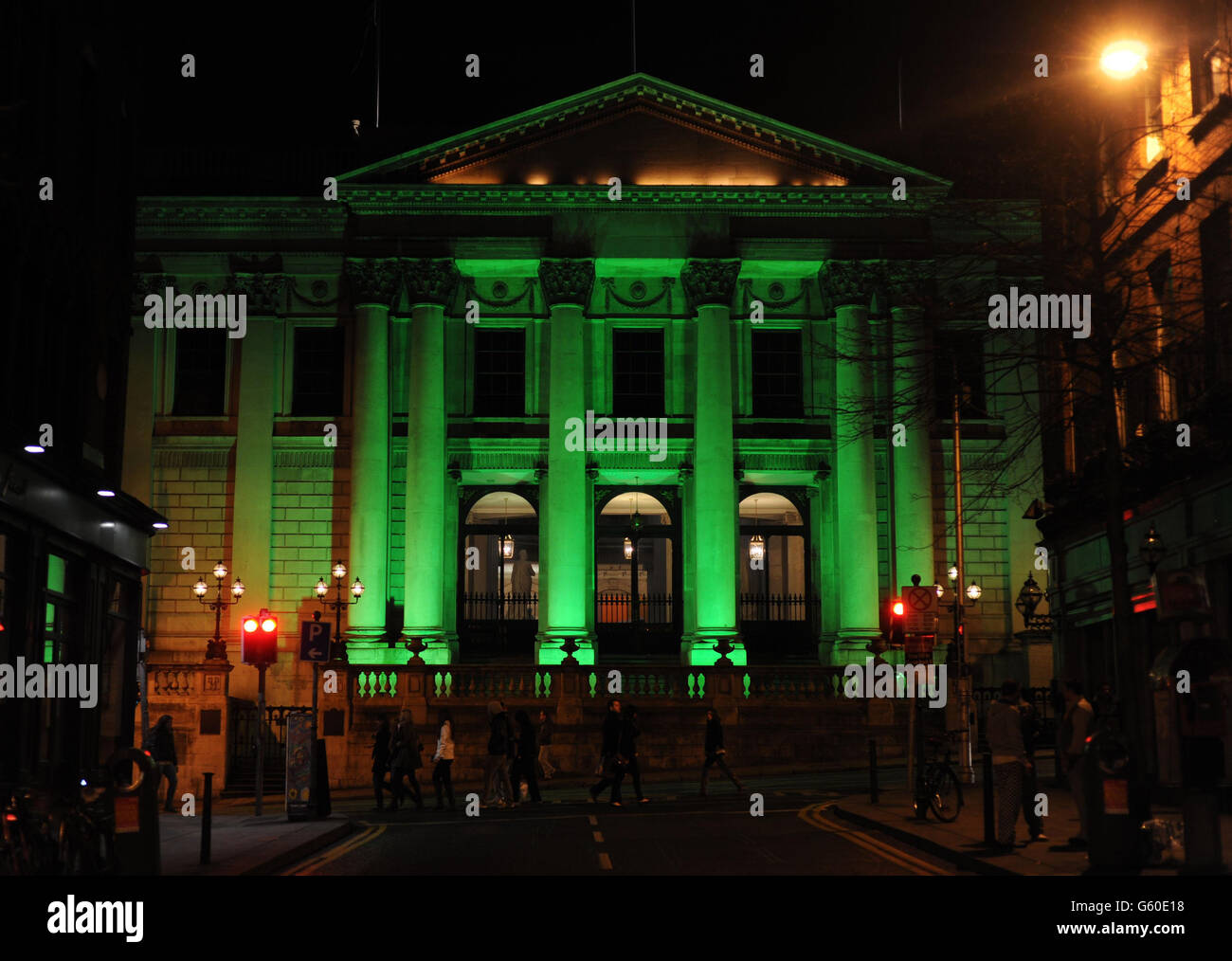 L'hôtel de ville de Dublin devient vert lorsque les célébrations du festival de St Patrick commencent. Banque D'Images