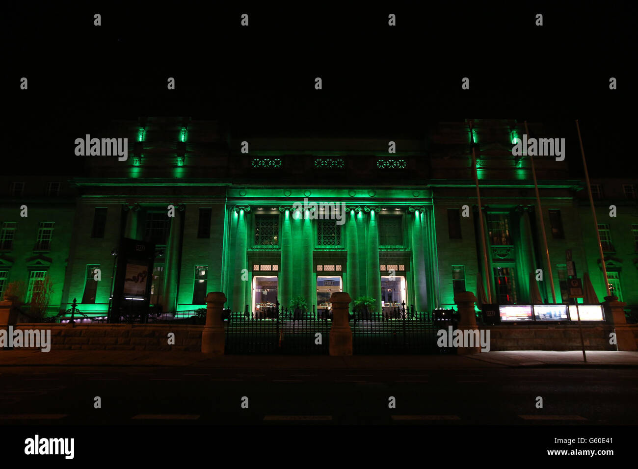 La salle de concert nationale devient verte lorsque les célébrations du festival de St Patrick commencent. Banque D'Images