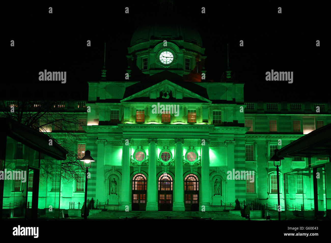 Les bâtiments du gouvernement sont devenus verts lorsque les célébrations du festival de St Patrick commencent. Banque D'Images