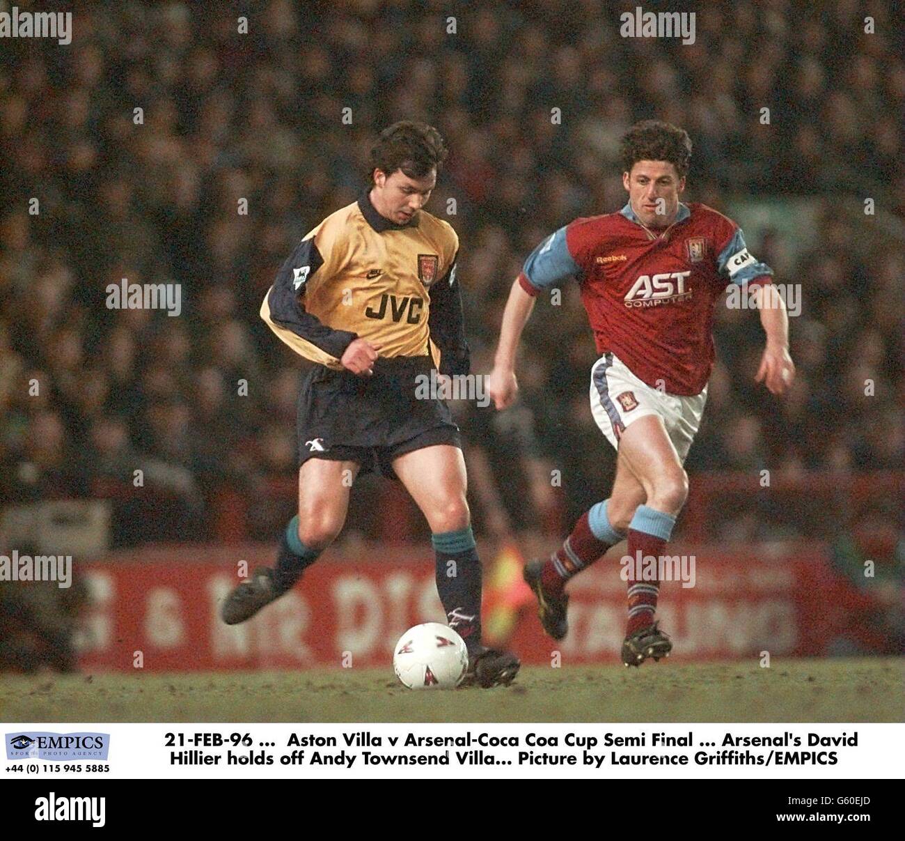 21-FEB-96, Aston Villa v Arsenal - demi-finale de la Coca-Cola Cup, David Hillier d'Arsenal détient Andy Townsend (Villa), photo de Laurence Griffiths/EMPICS Banque D'Images