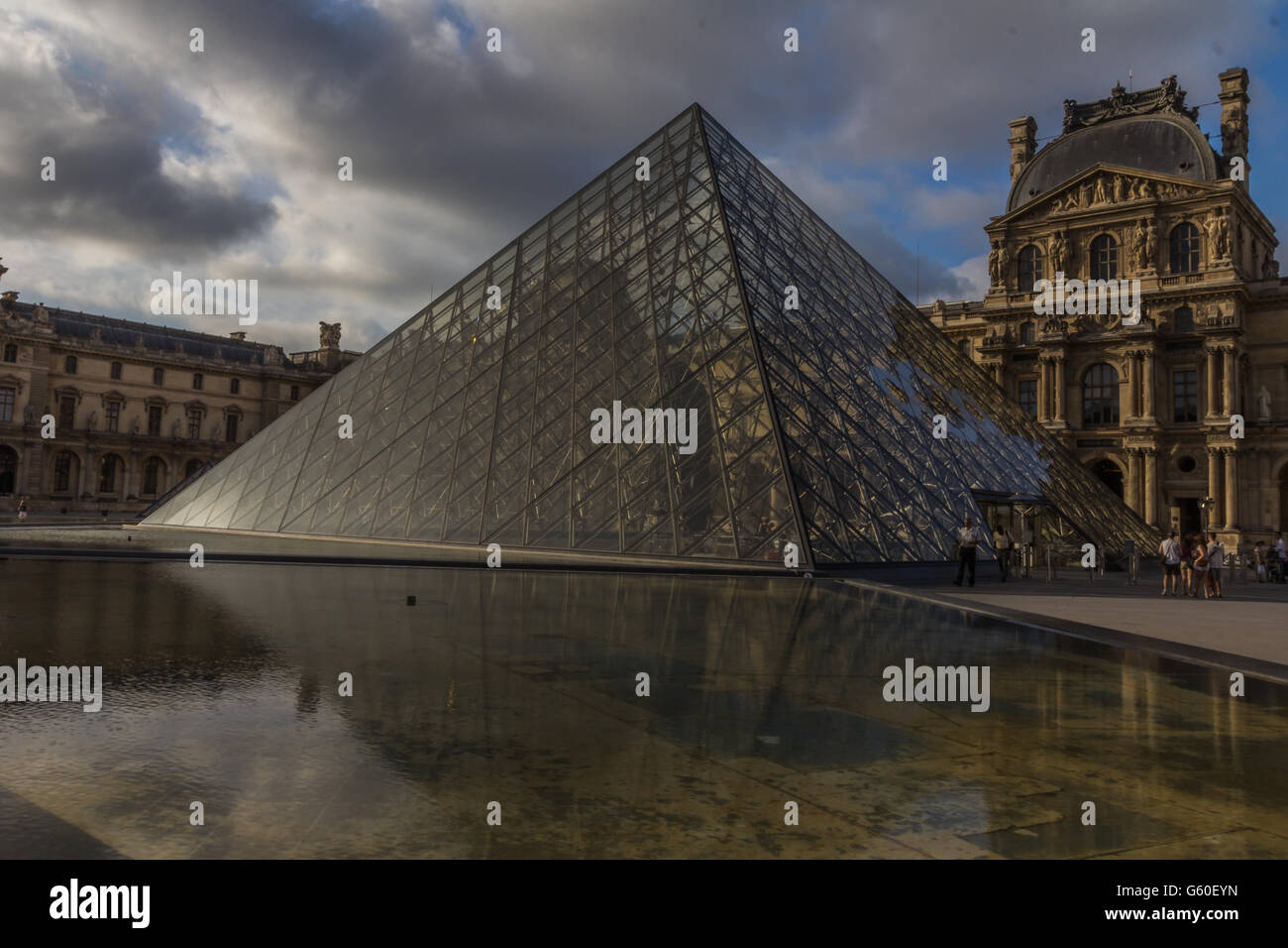 Entrée de la pyramide du Louvre Banque D'Images