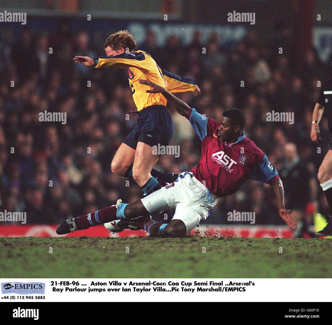 21-FEB-96, Aston Villa v Arsenal - demi-finale de la Coca-Cola Cup ..le Ray Parlor d'Arsenal surmonte Ian Taylor (Villa) Banque D'Images