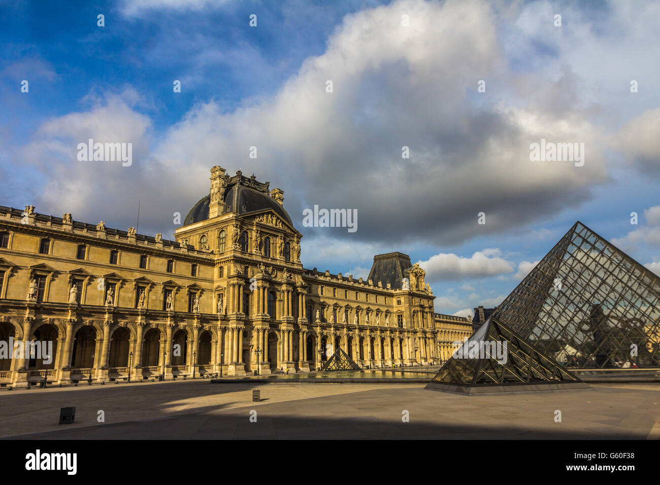 Le musée du Louvre à Paris Banque D'Images