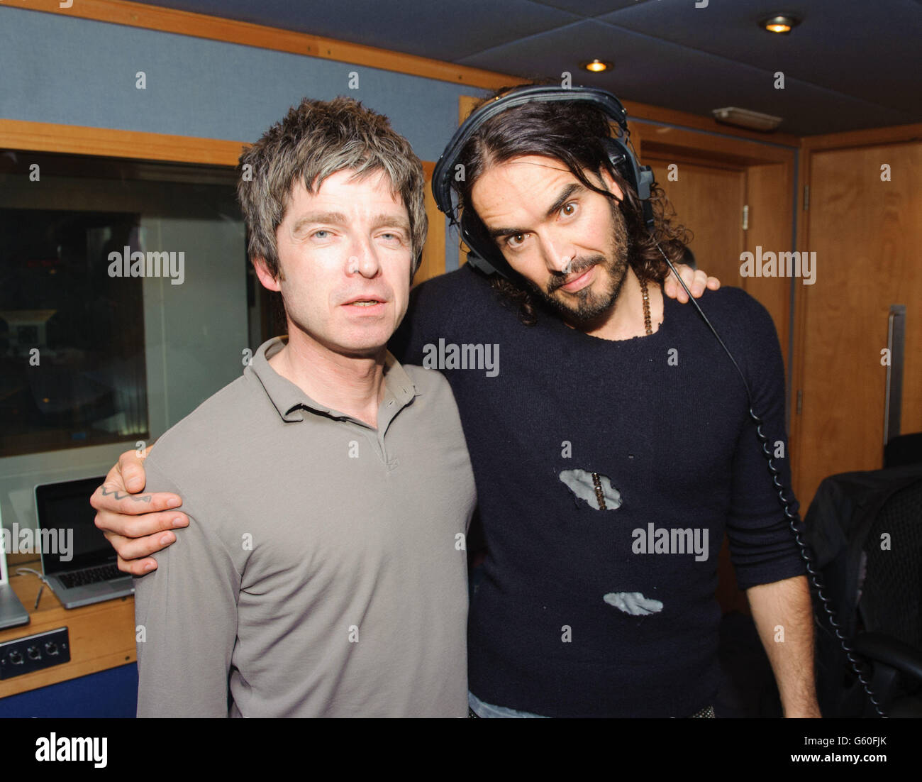 Noel Gallagher (à gauche) et Russell Brand lors de l'émission de radio XFM de Russell Brand, à Global radio, dans le centre de Londres, faisant la promotion de la série Teenage cancer Trust de concerts caritatifs. Banque D'Images