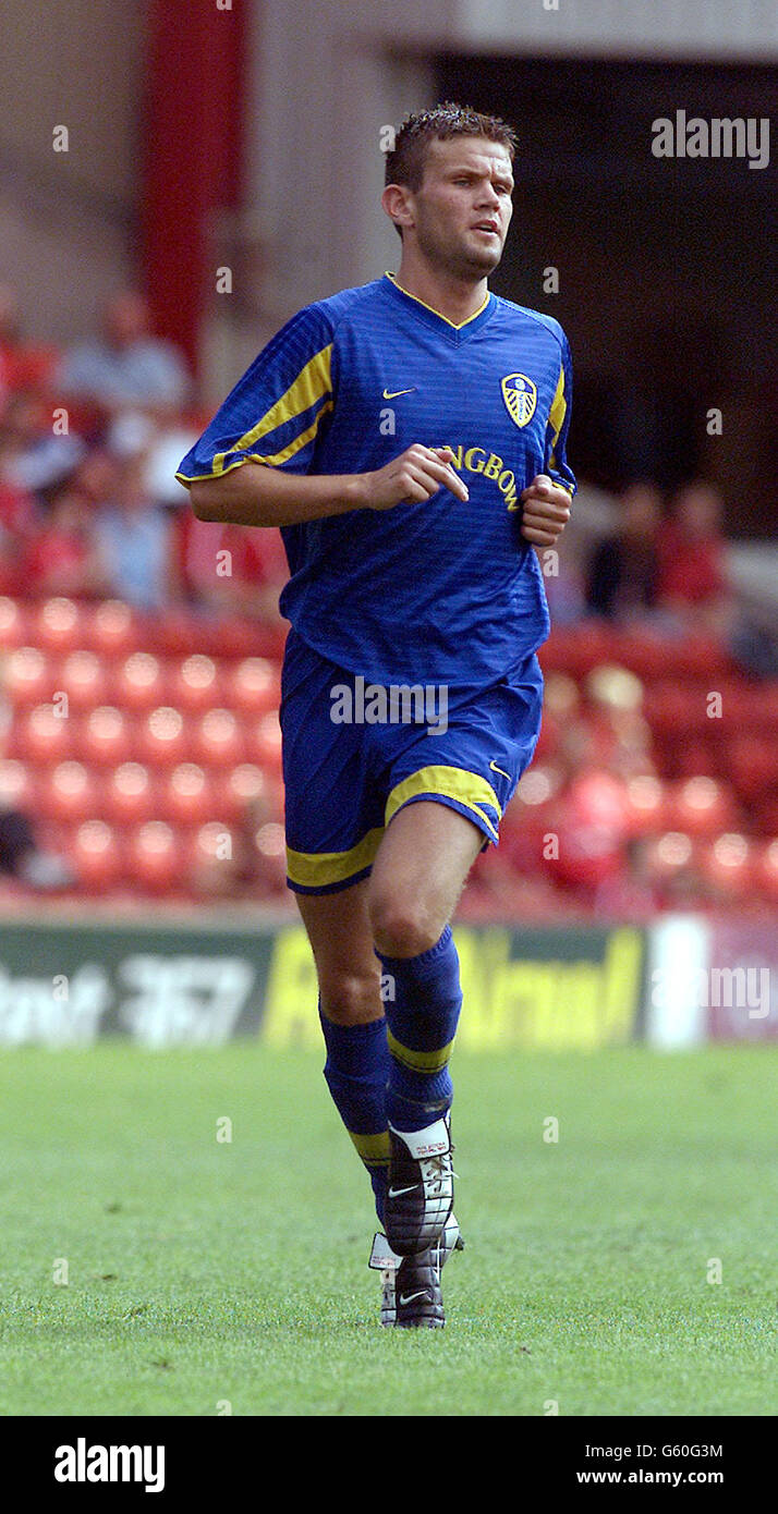 Erik Bakke de Leeds utd en action pendant la pré-saison amicale contre Barnsley. * 14/01/2003: Eirik Bakke, milieu de terrain de Leeds United, qui était mardi 14 janvier 2003, arrêté et accusé de conduite avec boissons. L'étoile norvégienne, qui a rejoint le club en 1999 pour 1.5 millions, a été arrêtée dans la région d'Alwoodley à Leeds au début de ce matin. Un porte-parole de la police du West Yorkshire a déclaré : un homme de 25 ans arrêté dans la région d'Alwoodley à Leeds à 3,40 heures du matin a été accusé de conduire au-delà de la limite interdite. Il est actuellement détenu au poste de police de Chapeltown. Banque D'Images