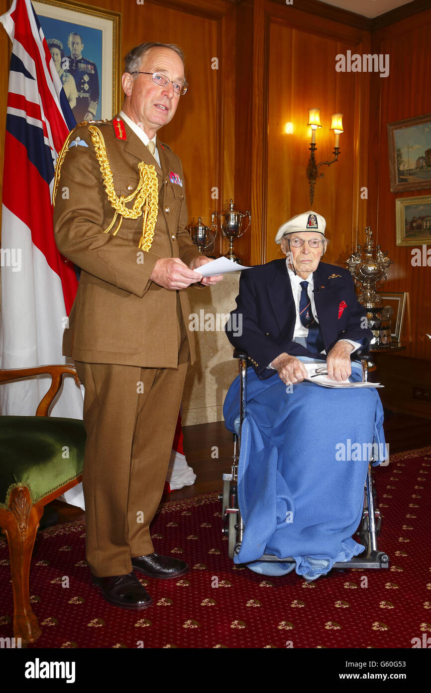 Le vétéran du convoi arctique, Eddie Grenfell, 93 ans, attend de recevoir sa médaille de l'étoile arctique du général Sir David Richards, chef d'état-major de la Défense (à gauche) au salon du maire dans le Guildhall de Portsmouth. Banque D'Images