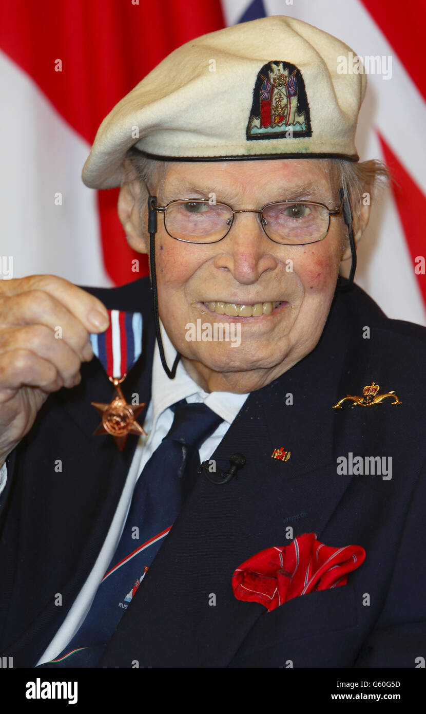 Eddie Grenfell, vétéran du convoi arctique, 93 ans, et sa médaille Arctic Star qu'il a reçue du général Sir David Richards, chef d'état-major de la Défense au salon du maire dans le Guildhall de Portsmouth. Banque D'Images