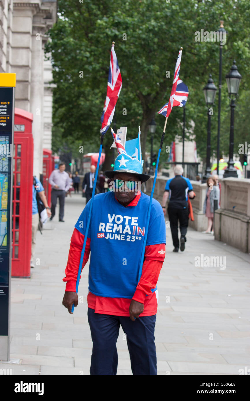 Brexit Référendum. Vote restent supporter dans Westminster London avec drapeaux Union Jack Banque D'Images