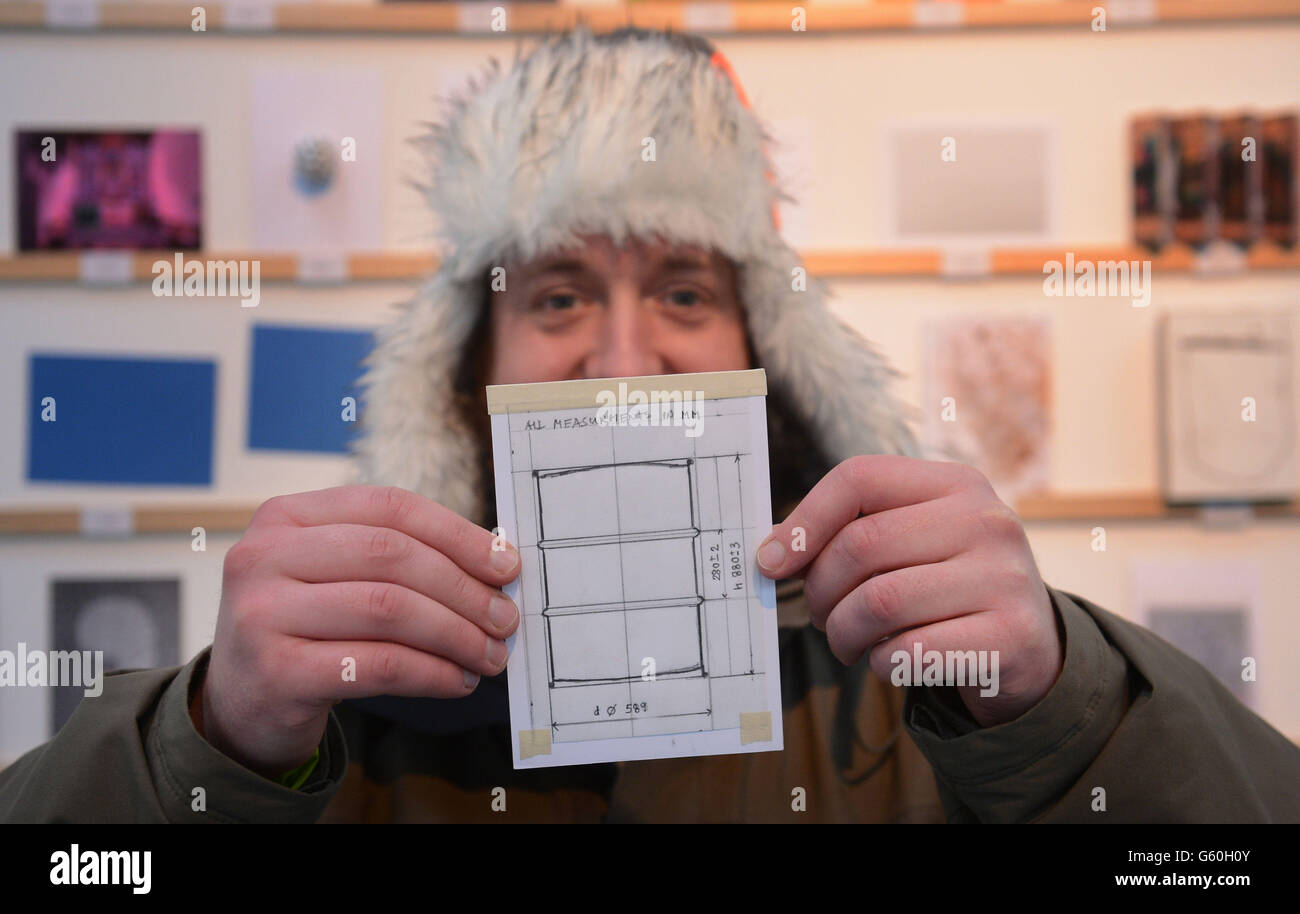 Andrew Stanford avec sa carte postale de l'artiste Christo qu'il a payé &Acirc;&Pound;45 à la vente annuelle de carte postale du Royal College of Art à Londres. Banque D'Images