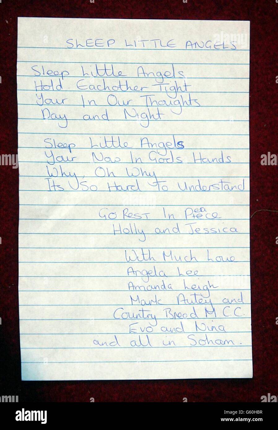 Un poème est laissé à l'intérieur de l'église St Andrew, Soham, Cambridgeshire. Des centaines de gens de la région ont assisté à un service spécial de l'église pour faire des prières pour les écolières disparues Holly Wells et Jessica Chapman. On croit qu'ils ont été enlevés et assassinés. Banque D'Images