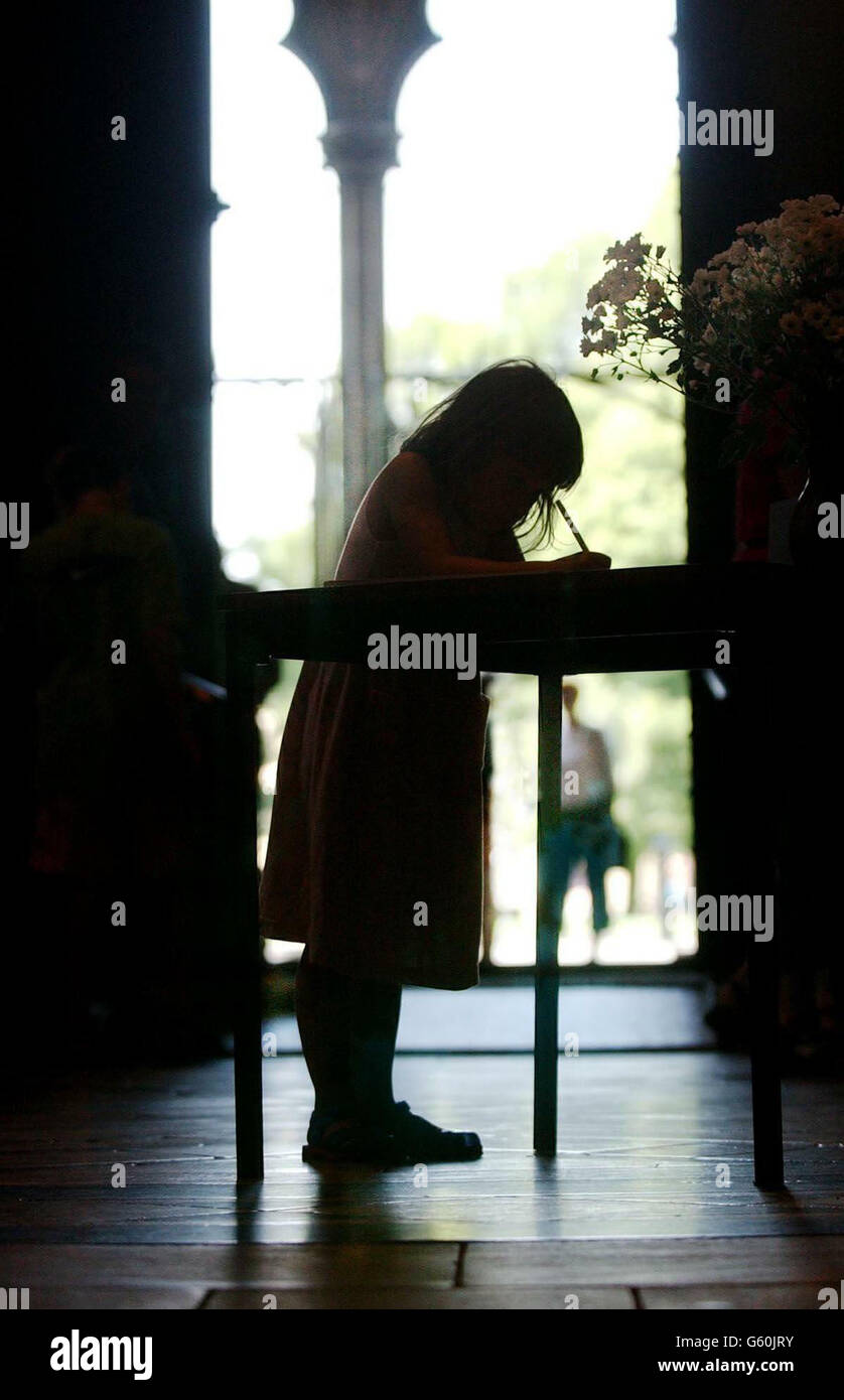 Megan Gisborne, cinq ans, signe ce matin un livre de condoléances à la cathédrale d'Ely pour les deux enfants de dix ans, Holly Wells et son amie Jessica Chapman, de Soham, Cambridgeshire. Banque D'Images