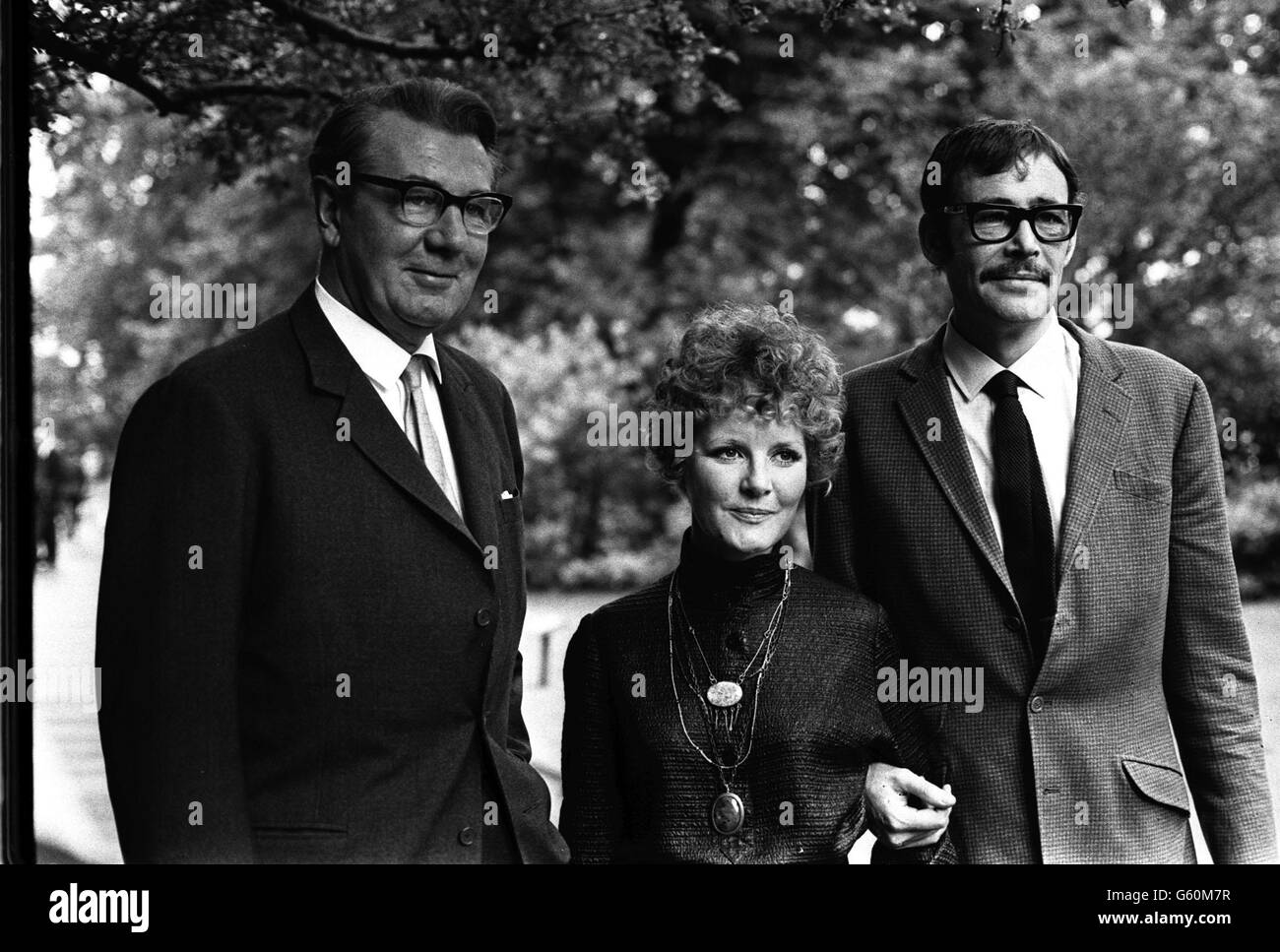 L'acteur Sir Michael Redgrave s'arrête dans les jardins d'Embankment pour saluer Petula Clark et l'acteur Peter O'Toole, ses costars dans la version musicale de 'Au revoir, M. Chips'. Banque D'Images