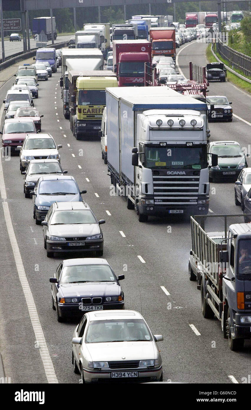 Trafic à l'arrêt sur la M25 en direction du nord à Staines après un accident impliquant un camion-citerne et une voiture. L'autoroute a été fermée entre les jonctions 13 et 14. 5/1/04: Les automobilistes ont été confrontés à de longs retards car le début des grands travaux sur la M25 a coïncidé avec le retour au travail après la pause du nouvel an. Le projet de deux ans visant à élargir une section de l'autoroute près de l'aéroport d'Heathrow dans l'ouest de Londres a également commencé le premier jour de retour pour la plupart des écoles. Quatre voies sont restées utilisées dans chaque direction, mais elles étaient plus étroites et avaient une limite de vitesse de 40 mph. Banque D'Images
