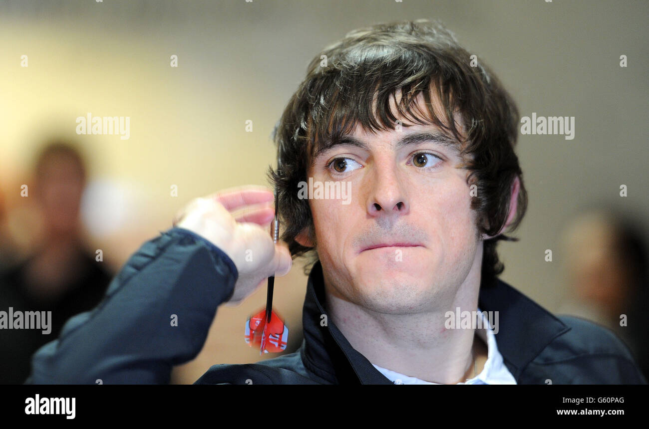 Le défenseur d'Everton et d'Angleterre Leighton Baines participe au défi de la dart de Vauxhall 6 lors d'une séance photo à Vauxhall - Ellesmere Port, Cheshire. Banque D'Images