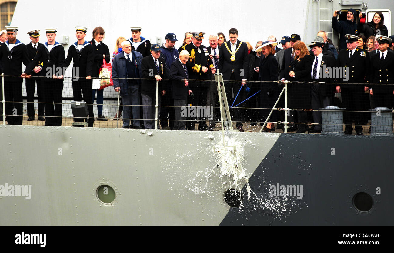 Le maire de Belfast, Gavin Robinson, maire adjoint de Londres, Victoria Borwick avec des vétérans et l'équipage du HMS Belfast, célèbrent son 75e anniversaire sur le HMS Belfast à Londres. Banque D'Images