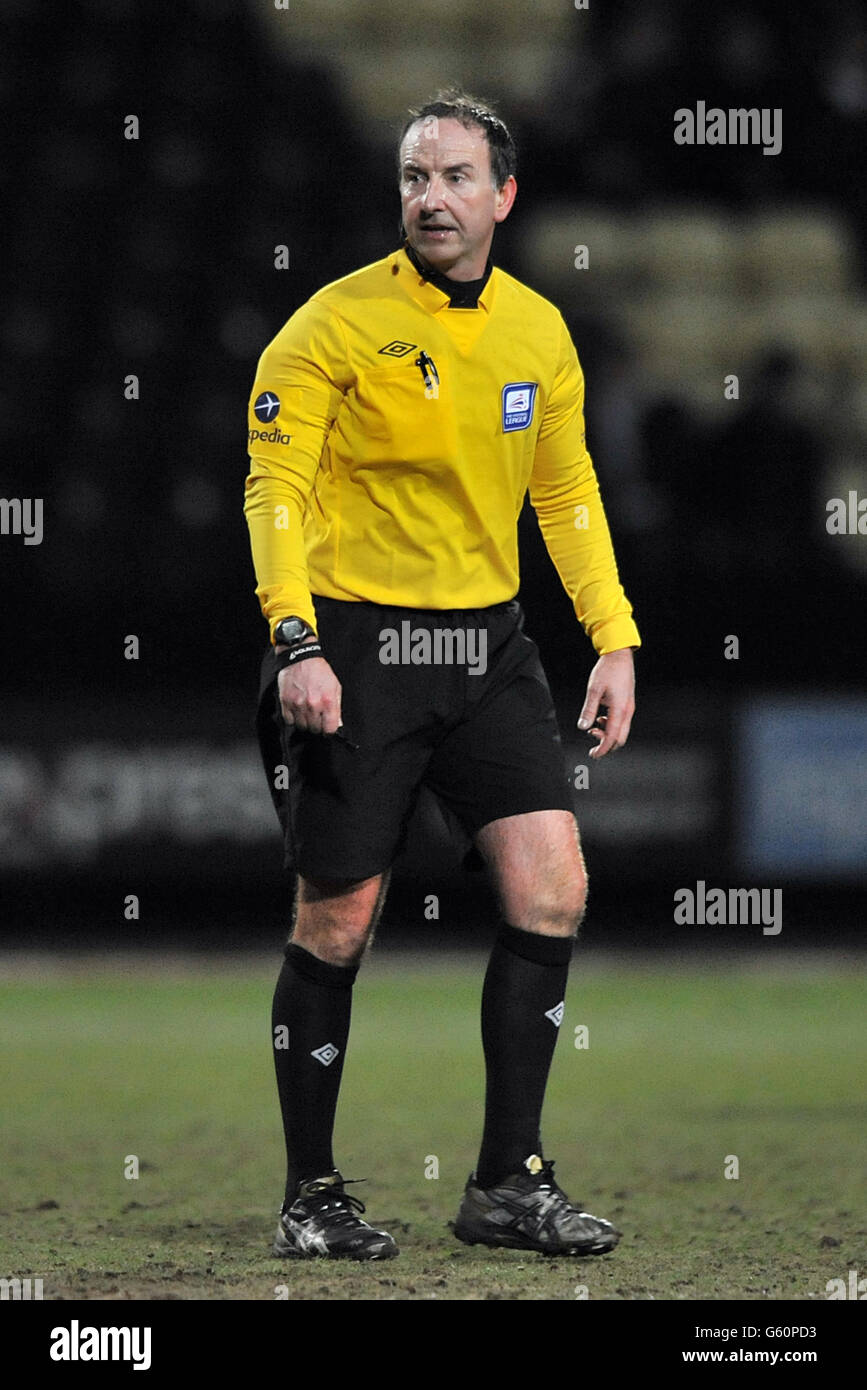 Football - npower football League One - Notts County v Preston North End - Meadow Lane.Arbitre Mick Russell Banque D'Images