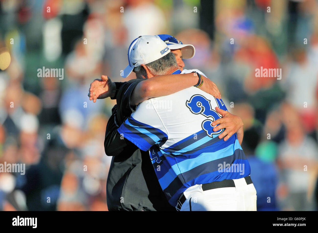 Deux entraîneurs embrasser dans la joie après l'obtention de leur équipe de baseball a remporté un match de fin de saison à l'avance à l'autre tournoi. USA. Banque D'Images