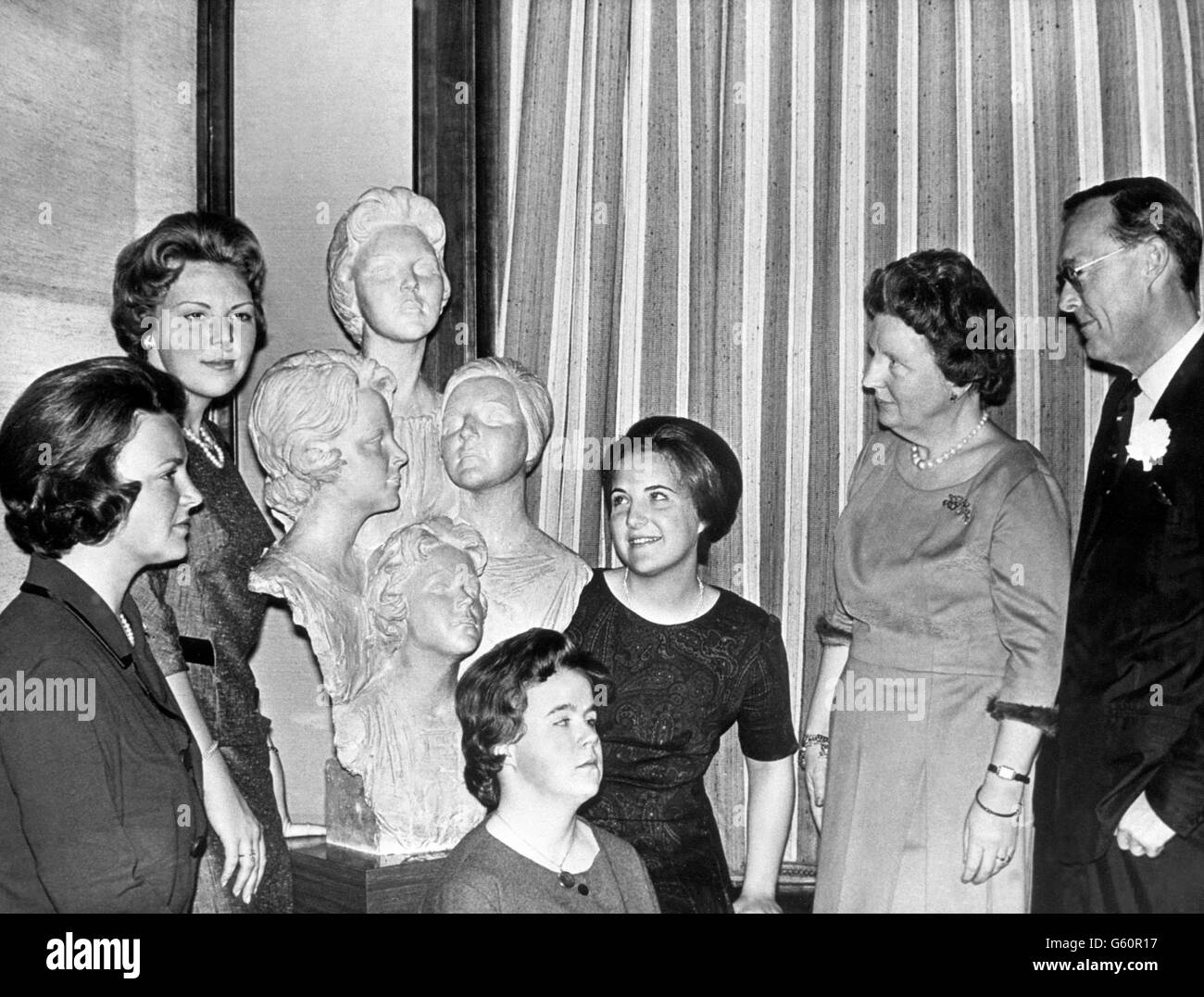 Pour l'anniversaire du mariage d'argent de la reine Juliana (à droite) des pays-Bas et du prince Bernhard, les quatre princesses néerlandaises avaient préparé pour leurs parents une sculpture de groupe d'eux-mêmes créée par le sculpteur italien Gualberto Rocchi. Les princesses sont vus avec la ressemblance de Rocchi d'eux (de gauche) la princesse Irene, la princesse Beatrix, la princesse Christina et la princesse Margriet. Banque D'Images
