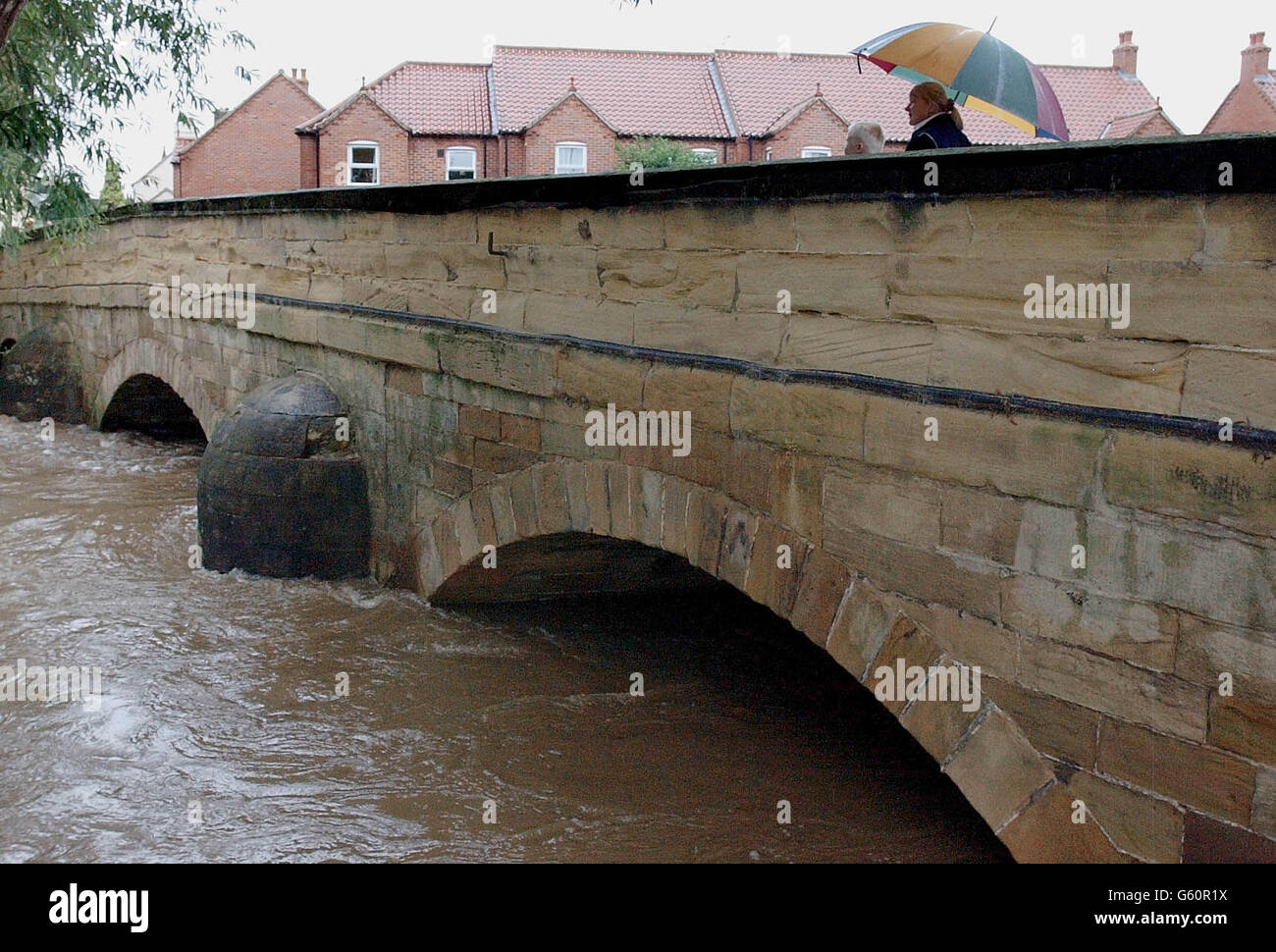 L'eau de crue s'élève à Thirsk, dans le North Yorkshire, après que des pluies torrentielles ont quitté la zone avec de graves avertissements d'inondation. Banque D'Images