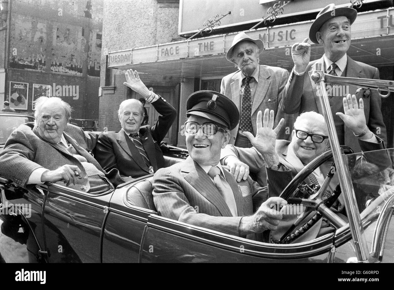 A 1922 Rolls Royce Twenty possédé par le Maharaana d'Udaipur en route vers le BBC Television Theatre, Shepherd's Bush, Londres.Fred Emney, 79 (à gauche) et Jack Warner, 84, se trouvent à l'arrière.À l'avant se trouvent Arthur Askey, 79 (au volant) et Sandy Powell, 79.Il y a de la place debout seulement pour John Laurie, 82 (à gauche) et Tommy Trinder, 70. Banque D'Images