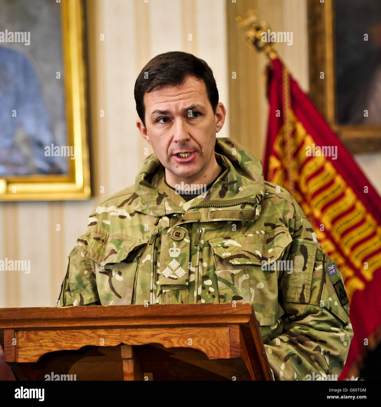 Le Brigadier Doug Chalmers prend la parole lors d'une conférence de presse à la caserne Buller, Aldershot, à laquelle la famille du caporal James Ashworth a assisté, alors qu'il reçoit la Croix de Victoria en reconnaissance de son « courage extraordinaire » lors de son service au 1er Bataillon, Grenadier Guards, dans la province de Helmand l'année dernière. Banque D'Images