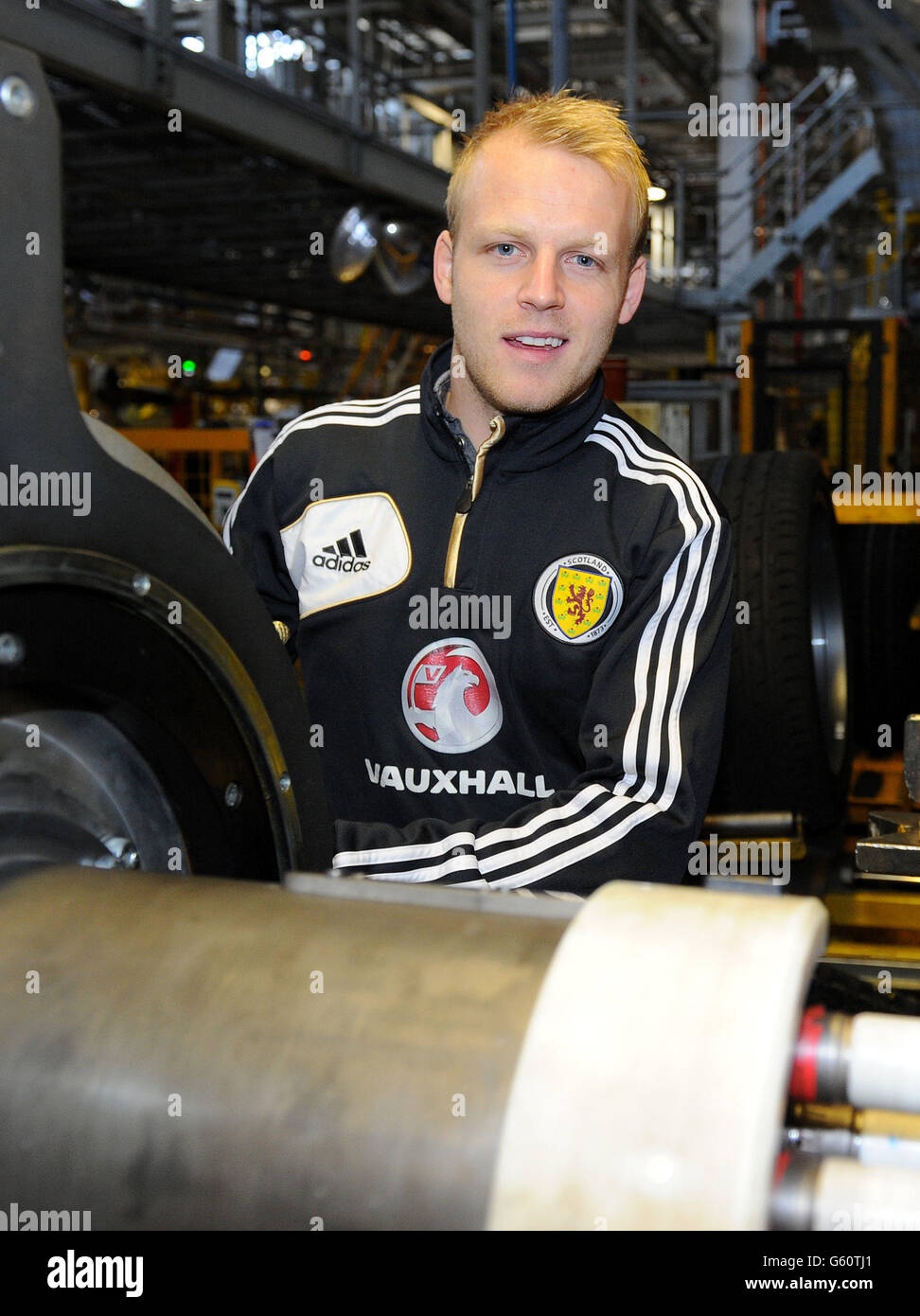 Steven Naismith, d'Everton et d'Écosse, essaie de monter des roues sur la chaîne de production Astra lors d'une séance photo à Vauxhall - Ellesmere Port, Cheshire.ASSOCIATION DE PRESSE Date de la photo: Mardi 12 mars 2013. Crédit photo à lire: Martin Rickett/PA Wire. Banque D'Images